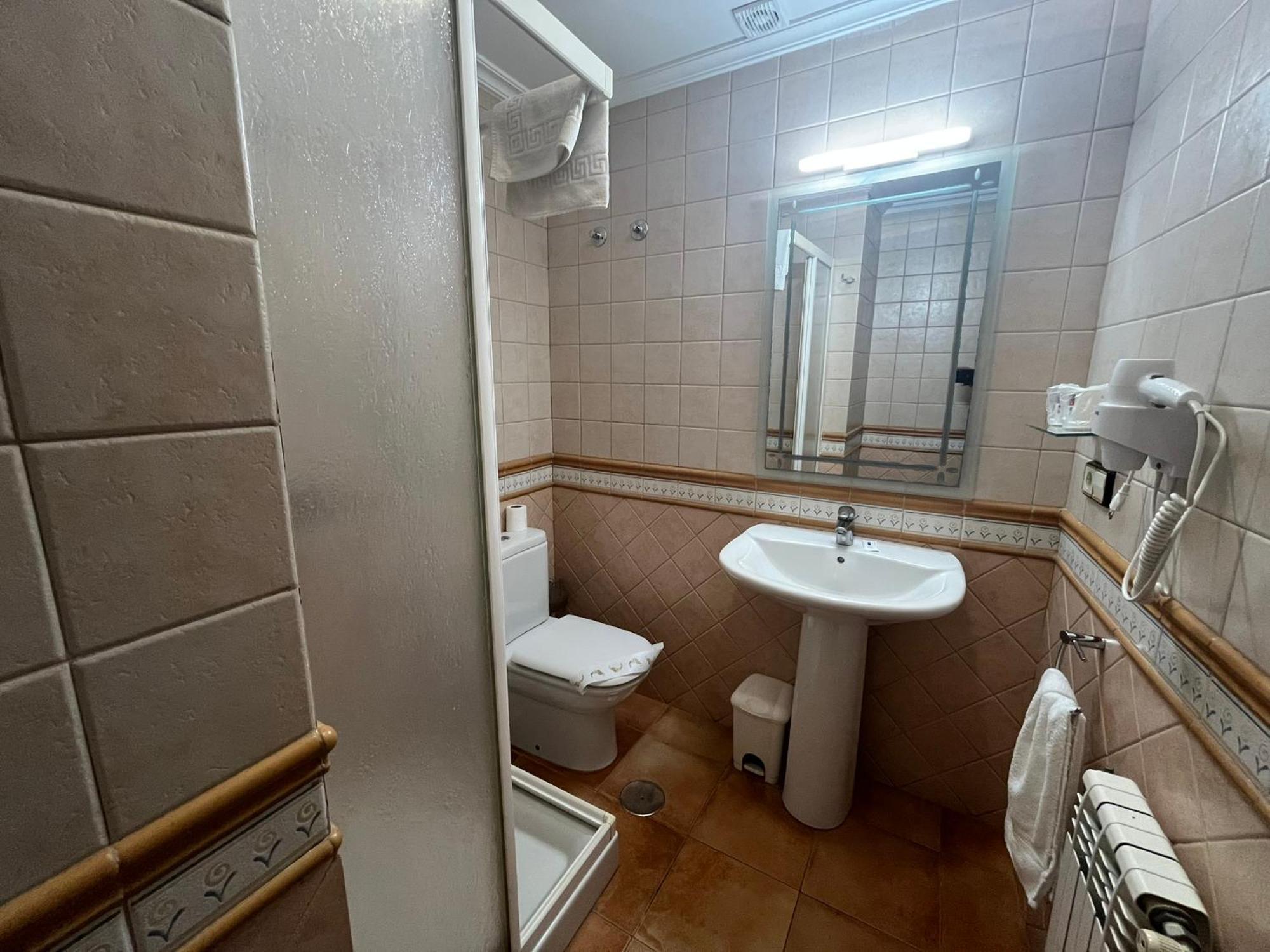 Hotel Caldelas Sacra-Pension Rustica 3 Estrellas Castro Caldelas Ngoại thất bức ảnh