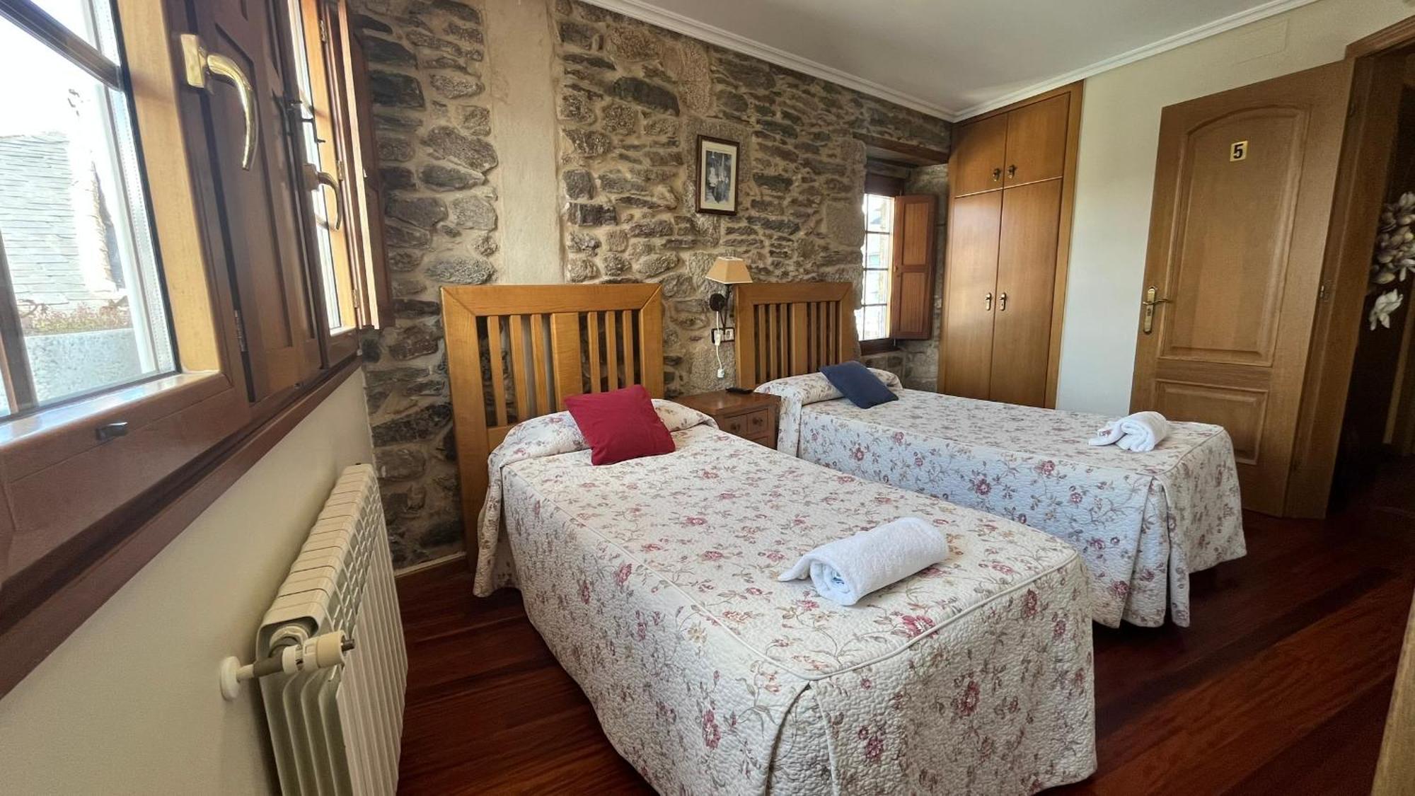 Hotel Caldelas Sacra-Pension Rustica 3 Estrellas Castro Caldelas Ngoại thất bức ảnh